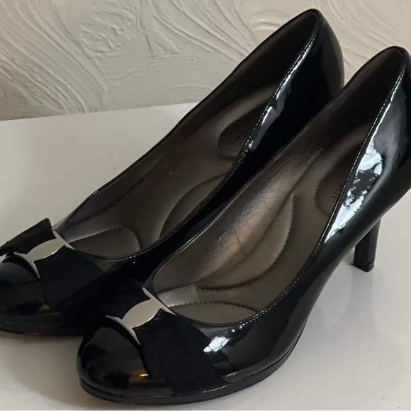 KELLY & KATIE… size 10…black patent leather…3 1/2 “ heeled shoes - Picture 13 of 16